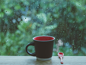在下雨天拍摄企业宣传片有很多好处